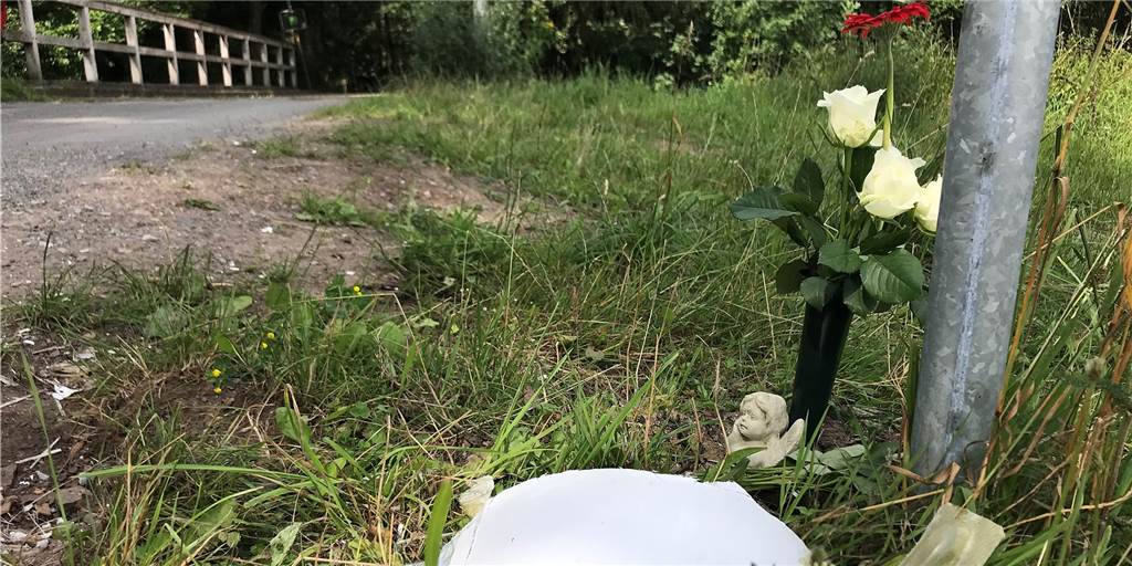 Die Piloten der in Sythen abgestürzten Segelflugzeuge kannten sich Blumen und eine Engelsfigur zum Gedenken an die Absturzopfer hat ein Feuerwehrmsann am Unglücksort abgelegt. Er hatte einen der Toten in einem Waldstück gefunden. Reste des zertrümmerten Segelfliegers hat jemand ebenfalls dort hingelegt.