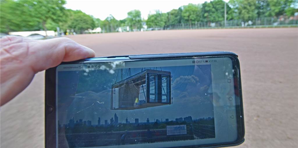 Schulneubauten in Modularbauweise gibt es mittlerweile in einigen Städten. Auch bei der Erweiterung des Heinrich-Heine-Gymnasiums sollen "fliegende Klassenzimmer" per Kran auf den Sportplatz an der Dörwerstraße schweben.