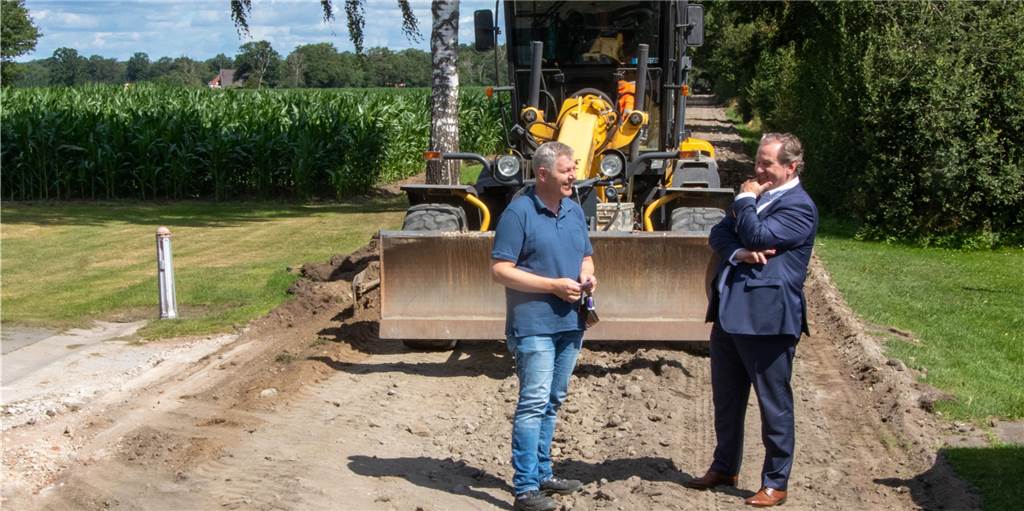 Straßendecke auf Wirtschaftswegen wird erneuert – für die Radtouristen Michael Nienhaus (l.) und Christian Vedder am Ottenstapler Weg, wo der Asphalt auf dem Wirtschaftsweg schon weggefräst worden ist. Die Straßendecke wird hier wie an weiteren zwei Stellen in Südlohn erneuert, damit Radtouristen gute Wege vorfinden.