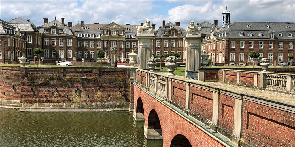 Feierabend-Radtour: Von Werne zum grandiosen Schloss – mit Biergarten So präsentiert sich dem Radler das Schloss Nordkirchen, wenn er aus dem Wald heraus fährt.