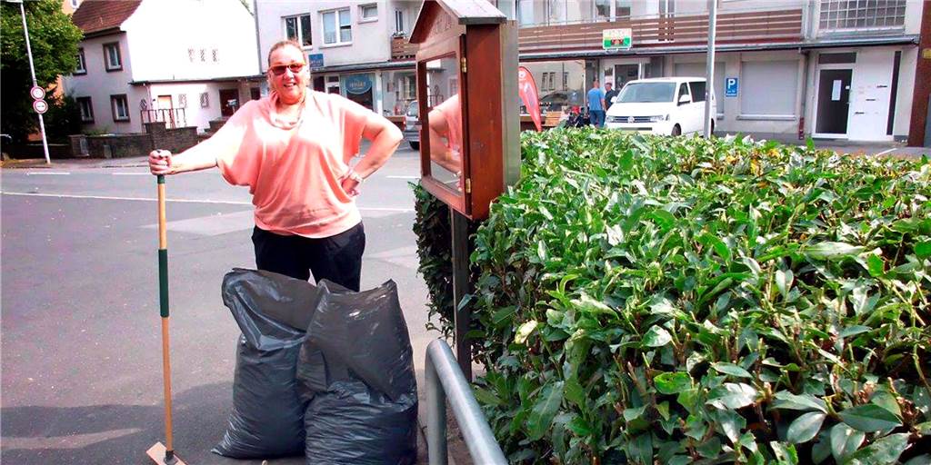 Schwerte putzt als Solo-Aktion: Zwei Säcke Müll von einer Straßenecke Eine Mini-„Schwerte-putzt"-Aktion startete Oberschichtmeisterin Jutta Kriesten rund um den Aushangkasten von Schicht 24 an der Ecke Holzener Weg/Kreuzstraße.