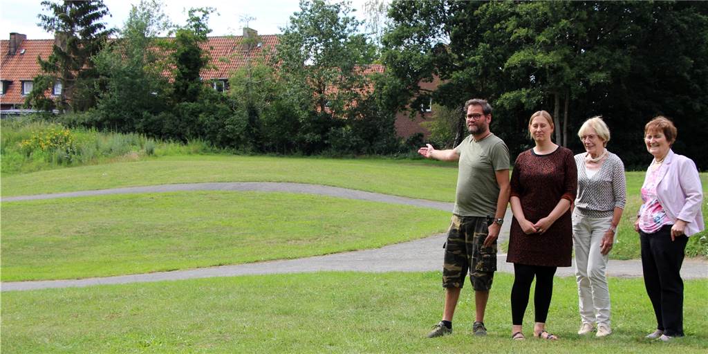 Schulcampus: Anwohner besorgt wegen des Standorts der Zweifachturnhalle Dirk Ritenberg, Karen Wantia-Ritenberg, Marie-Louise Tillmann und Adelheid Strotmann-Winkelhaus vor Gelände auf dem in Zukunft die neue Zweifachturnhalle erreichtet werden soll.