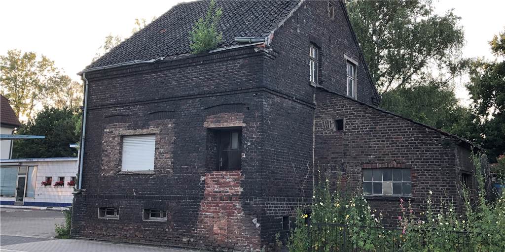 Achtung: Von diesen drei Gammelhäusern könnte echte Gefahr ausgehen An der Gerther Straße 40 steht dieses Haus, das so baufällig wirkt, dass davon echte Gefahr ausgehen könnte.