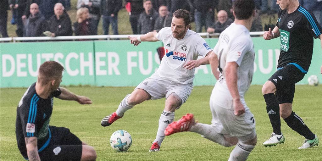 Playoff-Modus der Oberliga: Die Nachteile überwiegen deutlich Stefan Oerterer (M.) und der TuS Haltern treffen in der Oberliga wieder auf den ASC 09 Dortmund, den ärgsten Verfolger der Halterner in der Saison 2018/19.