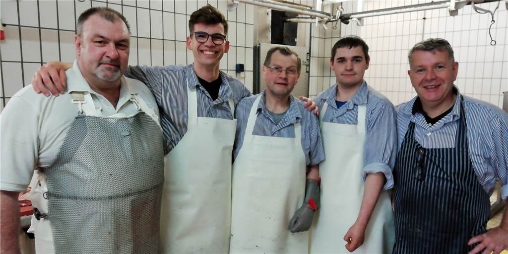 Andreas Schabbing macht Ausbildung, Studium und Meister in einem Rutsch Das Gemeinschaftsgefühl und den Teamgeist in einem familiengeführten Handwerksbetrieb hat der Heeker Andreas Schabbing (2. v. l.) bei seiner Ausbildung sehr geschätzt. Im Bild (v. l.) Franz Mietzner, Hans Laschke, Azubi Christoph Laukamp und Fleischermeister Christoph Laschke.