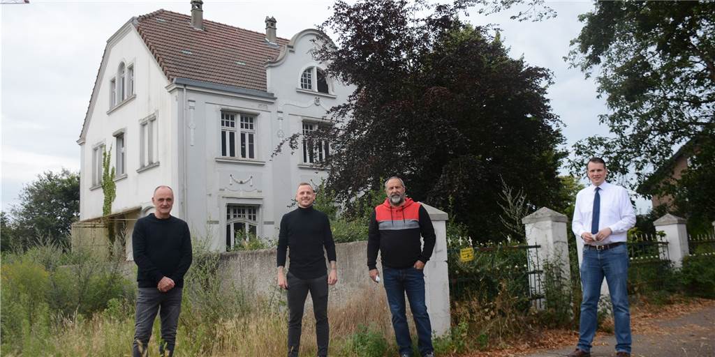 Fußballprofi macht heruntergekommene Villa in Dorsten zum Schmuckstück Diese verlassene und denkmalgeschützte Villa an der Lembecker Straße in Rhade hat der Profi-Fußballer Marvin Bakalorz (Mitte) erworben und will sie nach seiner sportlichen Karriere mit seiner Familie bewohnen. Daneben Vater Dirk Bakalorz und links Architekt Eberhard Berg.