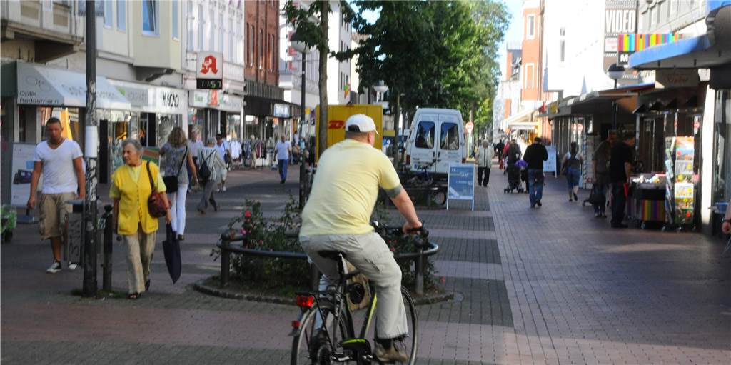 Seit mehreren Jahren ein Ärgernis in Hombruchs Fußgängerzone: Radfahrer ignorieren das Fahrverbot in der Harkortstraße.