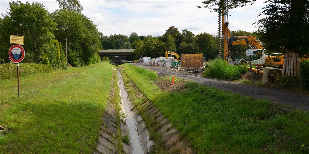 Kanalbaumaßnahme: Aus dem Zechengraben wird ein renaturierter Bach Auf dem Areal zwischen der alten Mengeder Straße und der Emscherallee (im Hintergrund) hat die Emschergenossenschaft mit den Bauarbeiten für den Abwasserkanal Zechengraben begonnen.