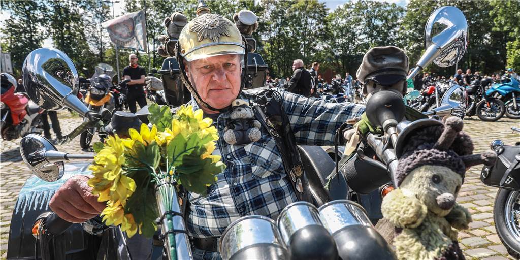 Viele Fotos: So war die Biker-Demo am Sonntag in Dortmund Einer von 1000 – dieser Teilnehmer hat sich für die Demo flauschige Begleitung auf den Lenker gepackt