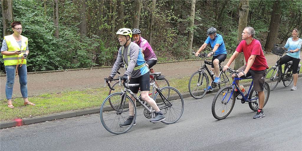 Radfahren als Ersatz fürs Laufen beim Sportabzeichen? - Viele machen einfach beides Am letzten Juli-Samstag ging die erste Radfahr- und Walking-Prüfung für das Sportabzeichen mit Ute Spengler am Ickerner Rapensweg über die Bühne.