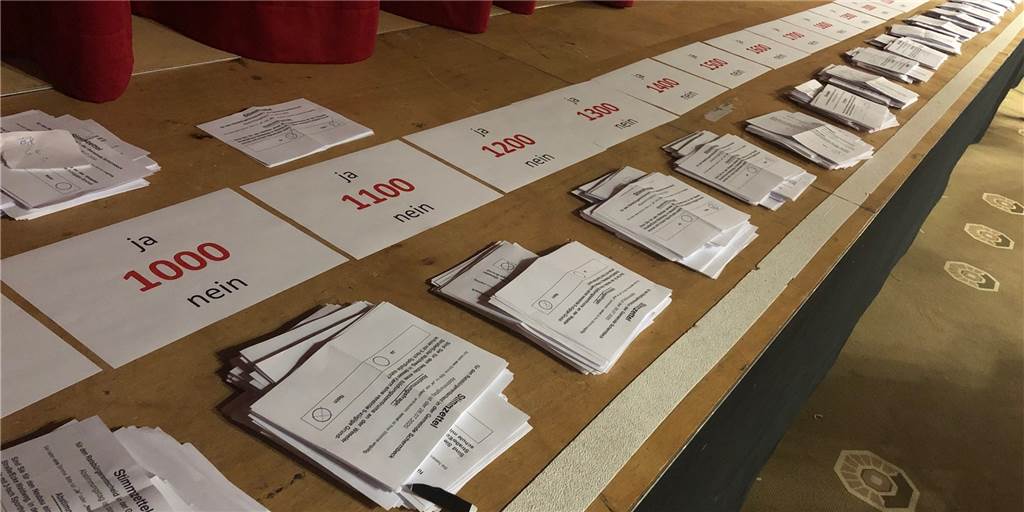 Schermbecker geben Bildungszentrum eine Abfuhr Wahlvorstand Jan Böcker (l.) und sieben weitere Verwaltungsmitarbeiter zählten die abgegebenen Stimmen zum Ratsbürgerentscheid zum Bildungszentrum.