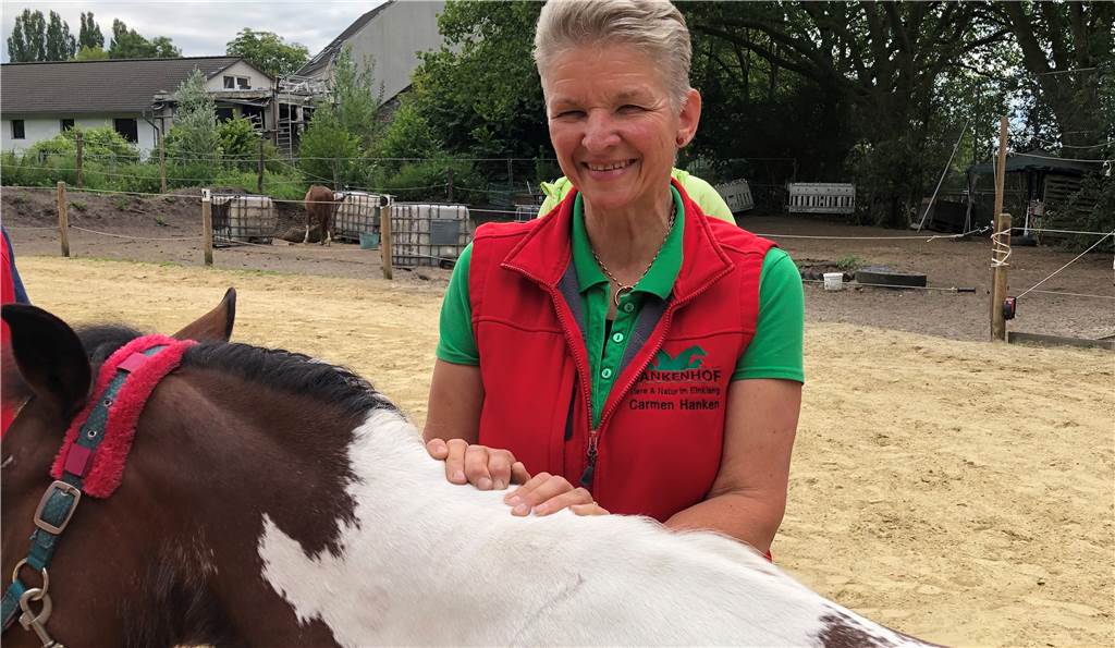 Witwe des „Knochenbrechers“ hat in Dortmund Pferde und Hunde eingerenkt Carmen Hanken therapiert Pferde und Hunde, die von anderen als austherapiert bezeichnet werden.