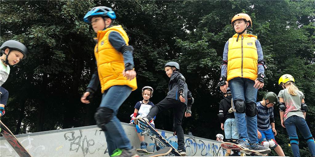 „Lernen muss nicht scheiße sein“ - Skateboard-Workshop heiß begehrt Ihre ersten Fahrversuche machten die Kinder und Jugendlichen am Montag beim Skate-Workshop in Raesfeld.