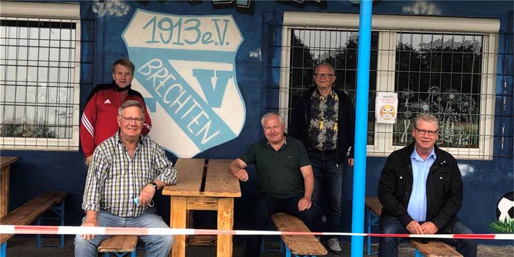 TV Brechten möchte neuen Kabinentrakt für 900.000 Euro bauen Trafen sich zum Gedankenaustausch: Peter Bartow (hinten links) und Jochen Ploch (3.v.l.) von der Geschäftsführung des TV Brechten, Hendrik Berndsen (r. - SPD Ratsvertreter, Peter Wieseler (4.v.l. - SPD Bezirksvertreter) und Lothar Volmerich (2.v.l. - Berater der SPD-Fraktion der Bezirksvertretung in Sportangelegenheiten)