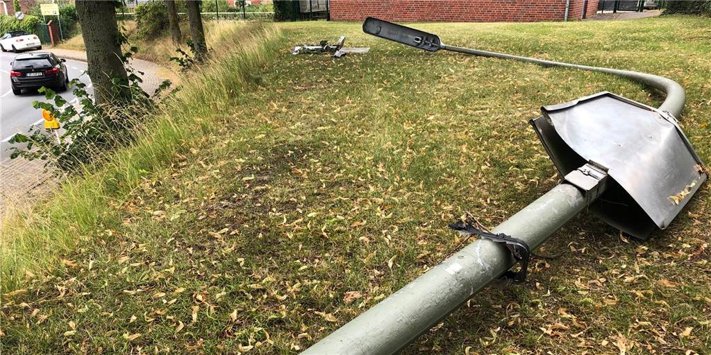 Unfall in Herbern: Neue Spur führt in den Kreis Recklinghausen In der Nacht zu Samstag (25. Juli) ist ein noch unbekannter Autofahrer von der Bernhardstraße in Herbern abgekommen und gegen eine Straßenlaterne gefahren, bevor er und ein weiterer Insasse Richtung Friedhof flüchteten.