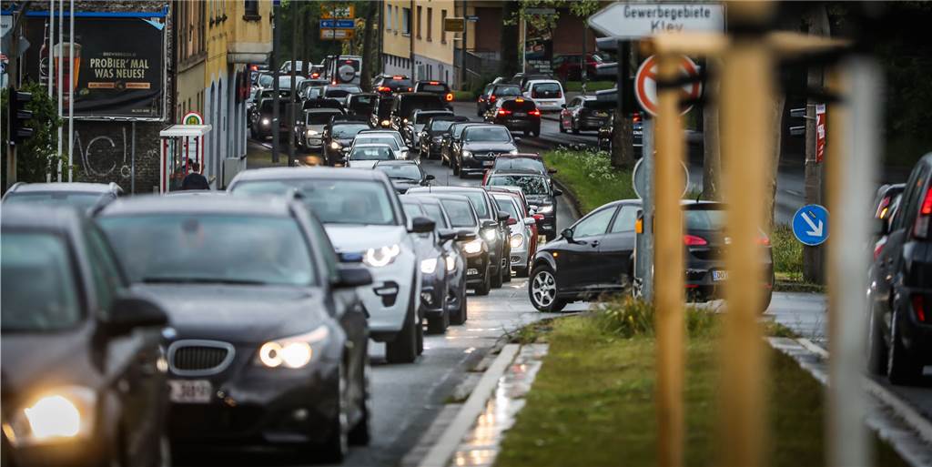 So viel Zeit verschwenden Dortmunds Autofahrer pro Jahr mit Parkplatz-Suche Nicht nur Staus zehren auf den Straßen an den Nerven - auch die Parkplatzsuche kostet einiges an Lebenszeit.