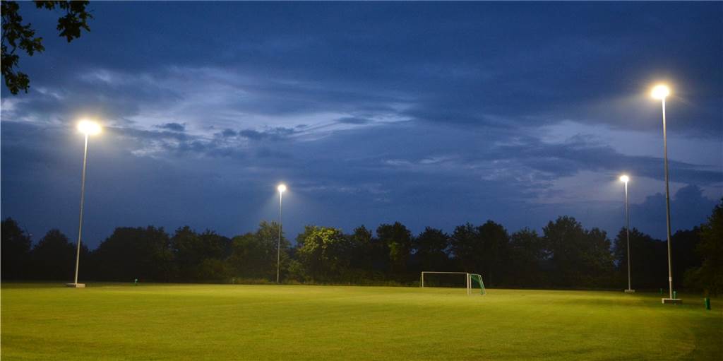 Neue RWN-Flutlichtanlage strahlt auf und gibt Klub mehr Spielraum Die neue Flutlichtanlage bei Rot-Weiß Nienborg wurde kürzlich offiziell getestet und in Betrieb genommen.