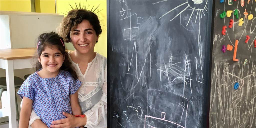 Neues Café ist ein idealer Platz für Kinder und Eltern Pinar Kum mit Tochter Masal an der Kreidetafel-Säule im Café.