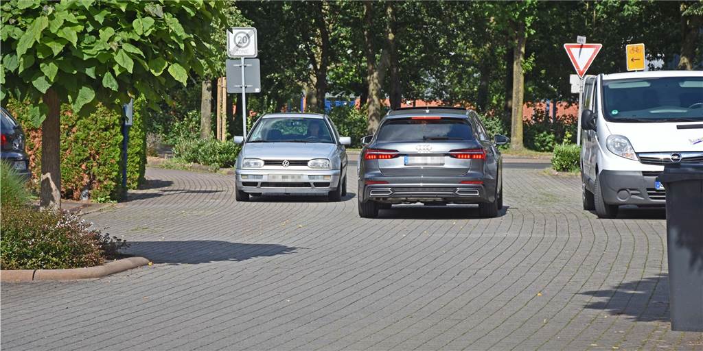 Raser-Problem Anwohner fordern Hilfe der Gemeinde Nordkirchen Anwohner der Straße Große Feld ärgern sich über zu schnelle Autofahrer und wünschen sich Fahrbahnverengungen, um das Tempo der Fahrer zu drosseln.