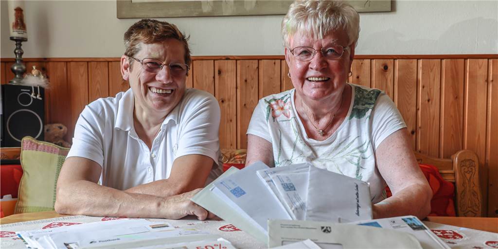 Elke Niemann (l.) und Renate Puschnik (r.) haben fast 80 Briefe im Müll gefunden.