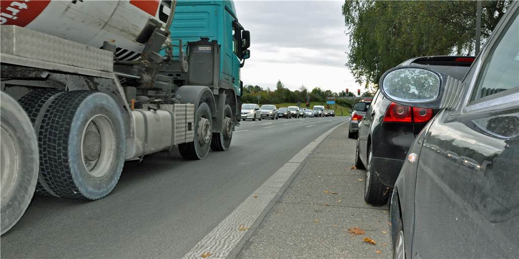 EUV macht Nägel mit Köpfen: 150 neue Pendler-Parkplätze in Henrichenburg Bekanntes Bild in Henrichenburg: Rechts und links parken Pendler die gesamte B235 zu.
