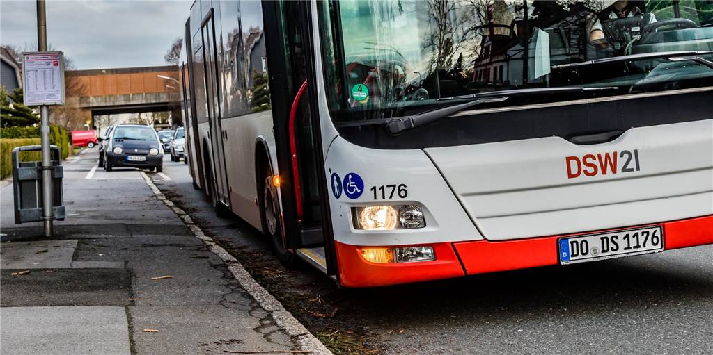 Beklemmende Enge im Bus – geht das in der Corona-Krise nicht auch anders? Wer aktuell Fahrgast der U43 ist, muss an einem Streckenabschnitt auf den Bus umsteigen. Der ist zuweilen rappelvoll.