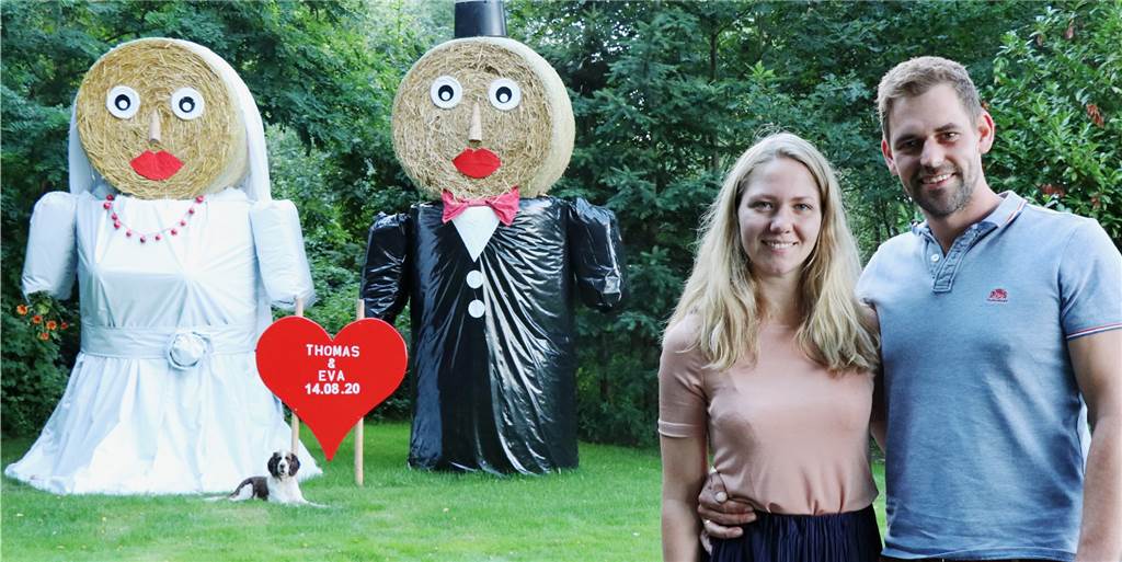 Eva und Thomas Gericks wollen Corona trotzen und Bauernhochzeit feiern Eva und Thomas Gericks wollen am 14. August ihre Hochzeit feiern. Eine Bauernhochzeit auf dem Hof im Ammeloer Waterhook - mit viel Platz für Abstand und frischer Luft.Eva und Thomas Gericks wollen am 14. August ihre Hochzeit feiern. Eine Bauernhochzeit auf dem Hof im Ammeloer Waterhook - mit viel Platz für Abstand und frischer Luft. Die Nachbarn haben schon ein Brautpaar aus Strohballen aufgestellt.