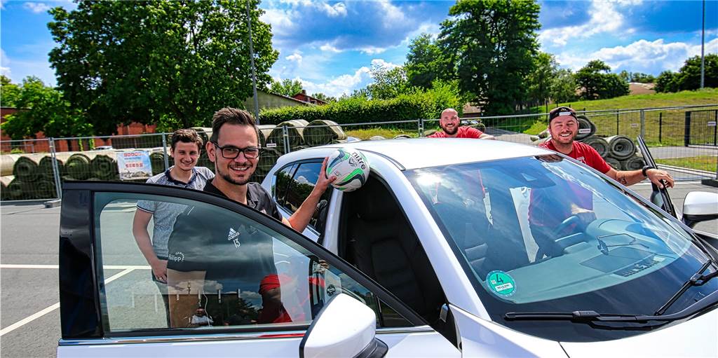 Auswärtsfahrten von SG, Schwerin und Castrop-Rauxel reichen für Amsterdam-Tour Abfahrt bei der SG Castrop: Die Trainer Dennis Dannemann (vorne links) und Tino Westphal (r) sind mit ihren Schützlingen zu Auswärtsspielen über 200 Kilometer unterwegs.