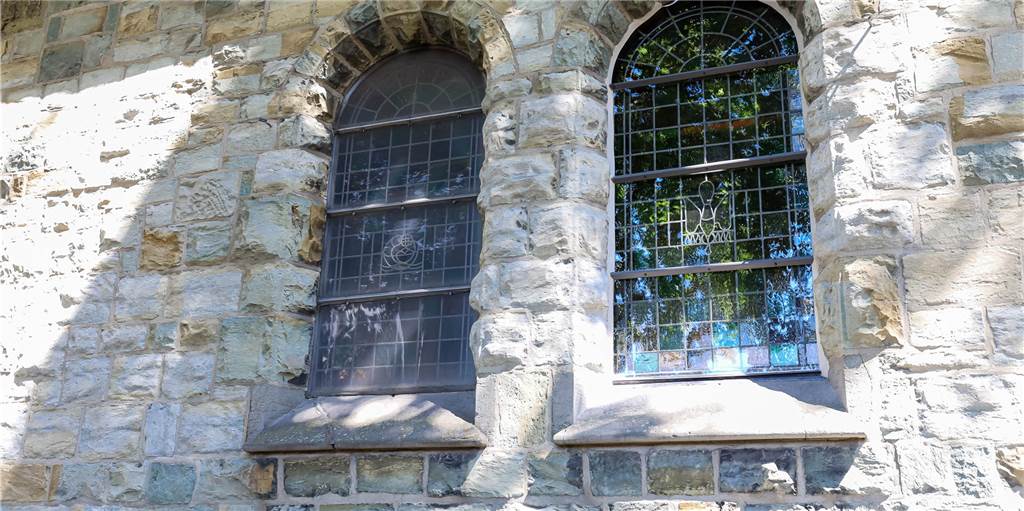 Umbau: So sieht es in St. Johannes in Kirchhellen aus Die St. Johannes-Kirche in Kirchhellen wird gerade umgebaut. Unter anderem erhalten die Fenster neue Plexiglasscheiben.