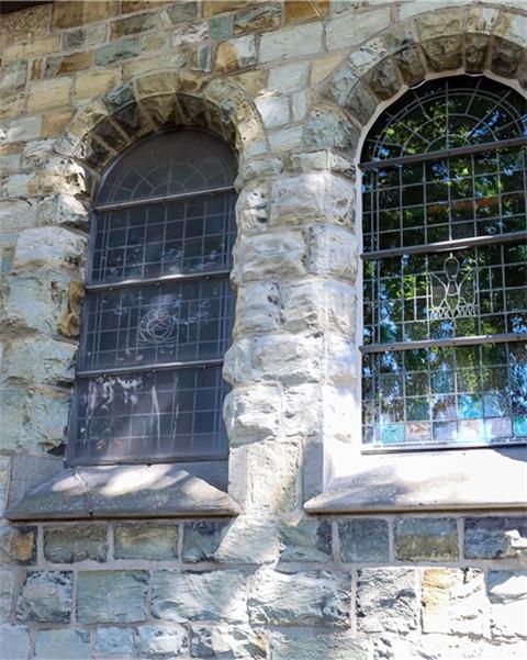 Umbau: So sieht es in St. Johannes in Kirchhellen aus Die St. Johannes-Kirche in Kirchhellen wird gerade umgebaut. Unter anderem erhalten die Fenster neue Plexiglasscheiben.