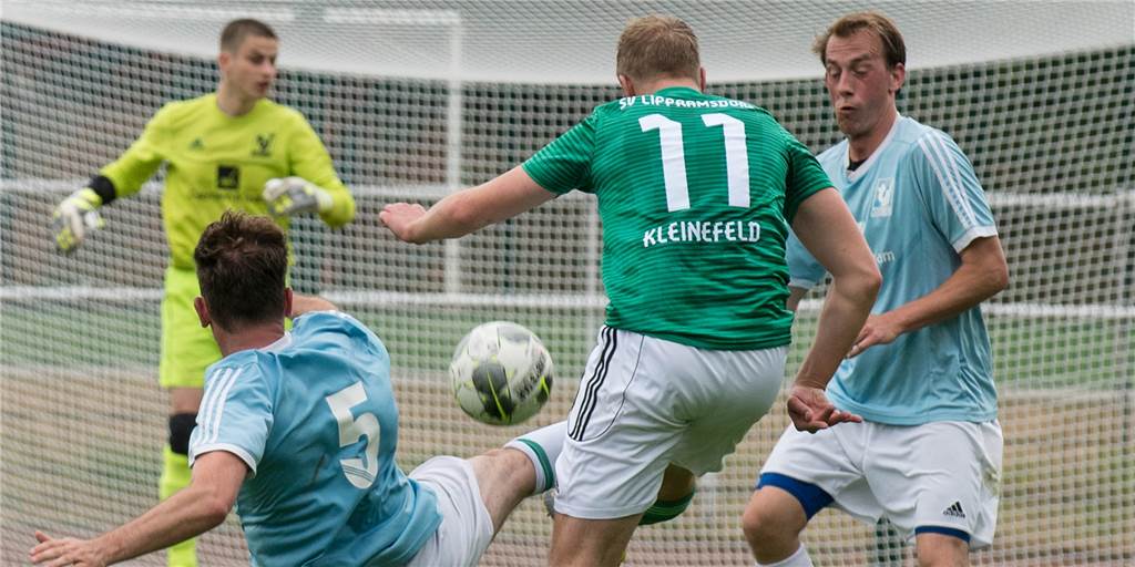LSV-Neuzugang Geisler über seine Schwächen und eine nervige Verletzung Mit Maximilian Geisler hat der SV Lippramsdorf einen weiteren Spieler verpflichtet, der sich mit Henrik Kleinefeld (M.) um die Position im Sturm duellieren kann.