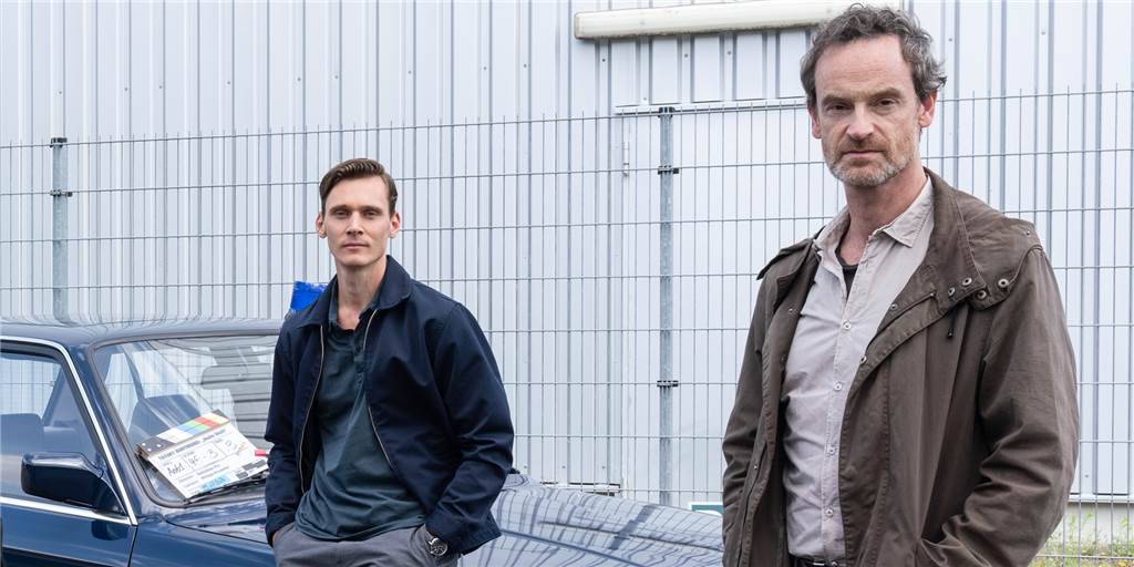Tatort Kleiderschrank: Wie lange hält Fabers Kult-Parka noch durch? Peter Faber (Jörg Hartmann, r.) mit altem Parka und „neuem“ Auto. Links sein Kollege Jan Pawlak (Rick Okon).