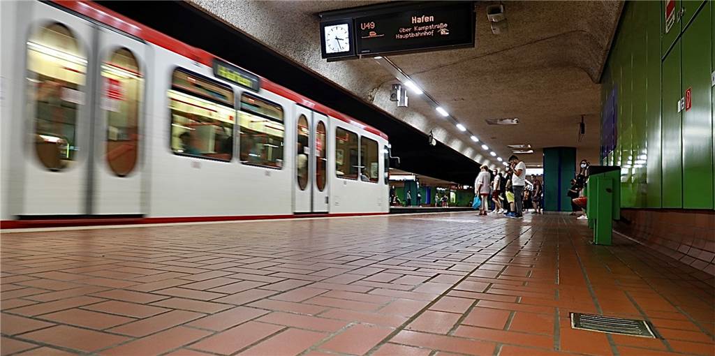 Masken-Kontrollen an Haltestellen: Über 1000 Ermahnungen pro Woche In den hoch frequentierten Stadtbahn-Haltestellen führt die DSW21 punktuelle Schwerpunkt-Kontrollen auf die Maskenpflicht durch.