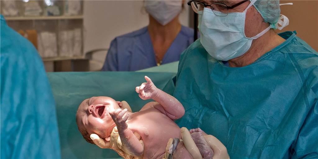 Schweiß, Schreie, Flüssigkeiten: So beeinflusst Corona die Geburt Bei einer Geburt besteht potenziell erhöhtes Ansteckungsrisiko – vor allem für das Klinik-Personal. (Symbolbild)