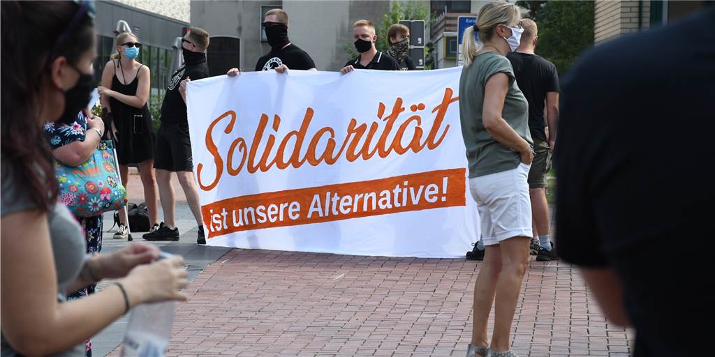 „Maske statt Aluhut“: 60 Menschen versammelten sich auf Lüner Marktplatz Auf einem Plakat bei der Demo in Lünen am Samstag stand: "Solidarität ist unsere Alternative".