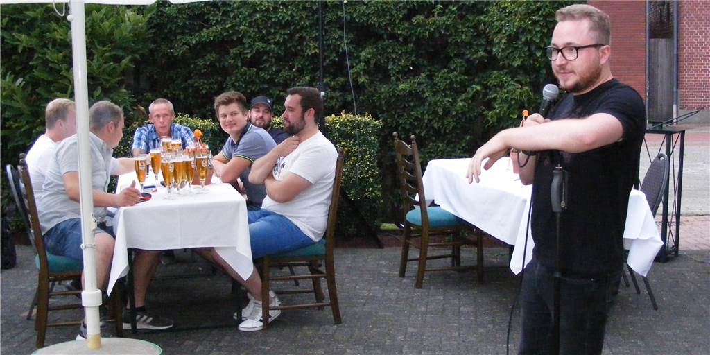 Frontalangriff aufs Zwerchfell bei der Mixed-Comedy-Show in Ottenstein Comedian Jan Preuß berichtete über die Dinge, die er als Erzieher im Kindergarten erlebt.