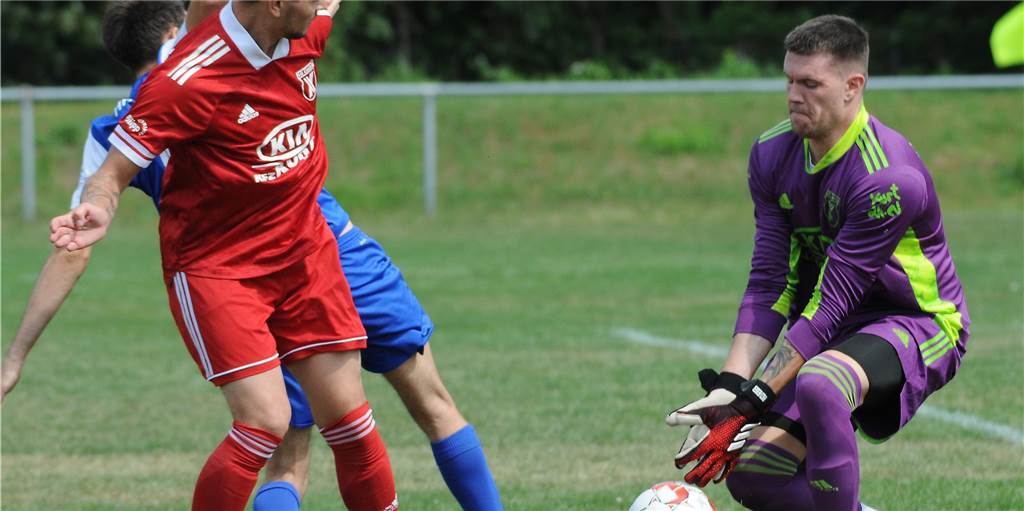 Der VfB Habinghorst zeigt der SG Castrop die Grenzen auf Pascal Heuser (r), Keeper des Bezirksligisten, hatte im Testspiel beim VfB Habinghorst aus der Kreisliga A alle Hände voll zu tun. Am Ende verlor sein Team mit 3:6.