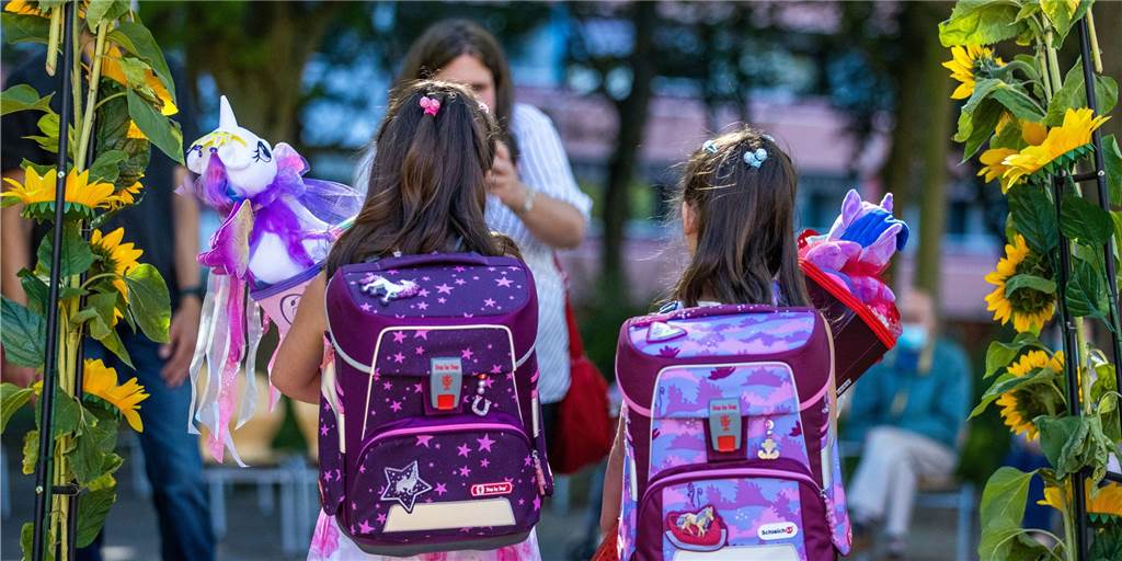 Land spendet 30.000 Masken – für 80.000 Schüler: Schulstart im Corona-Jahr Land spendet 30.000 Masken – für 80.000 Schüler: Schulstart im Corona-Jahr