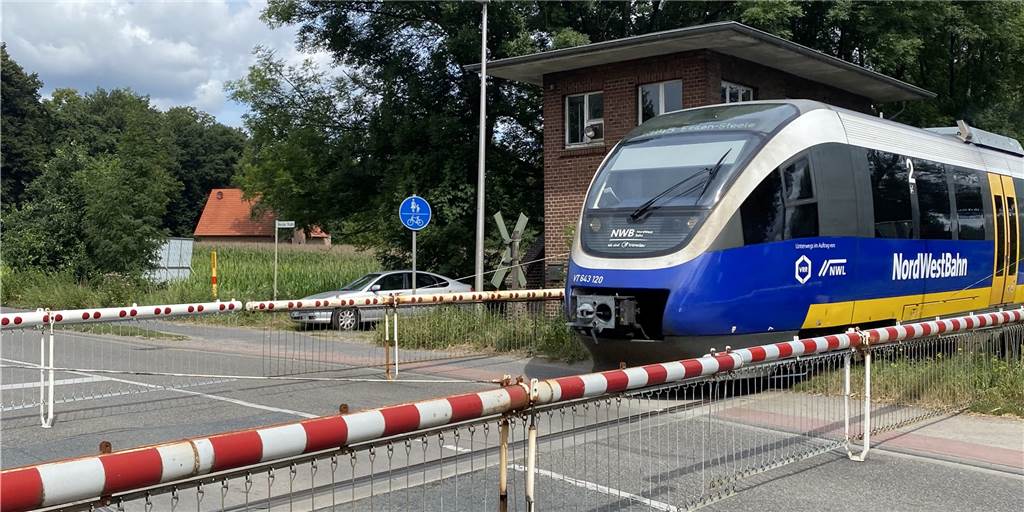 B58: Bahnschranke fällt wieder - bis der nächste Lkw sie reißt? Die Schranken am Bahnübergang B58 Wulfen funktionieren wieder seit Montag.