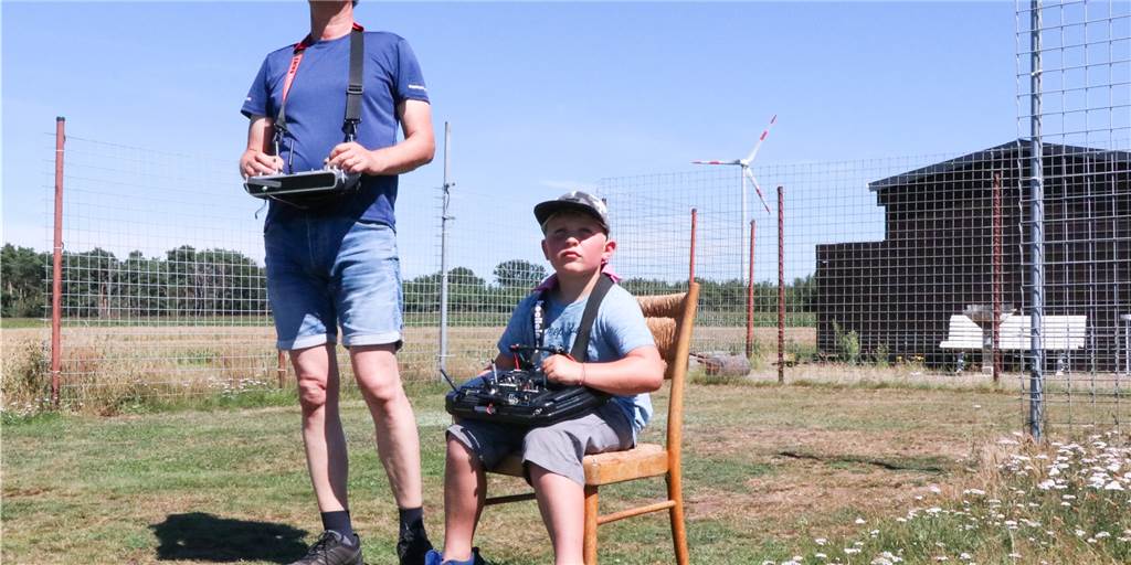 Berkelflieger Joachim Resing fliegt ein Motorseglermodell gemeinsam mit Lionel (8) auf dem Modellflugplatz Wendfeld.