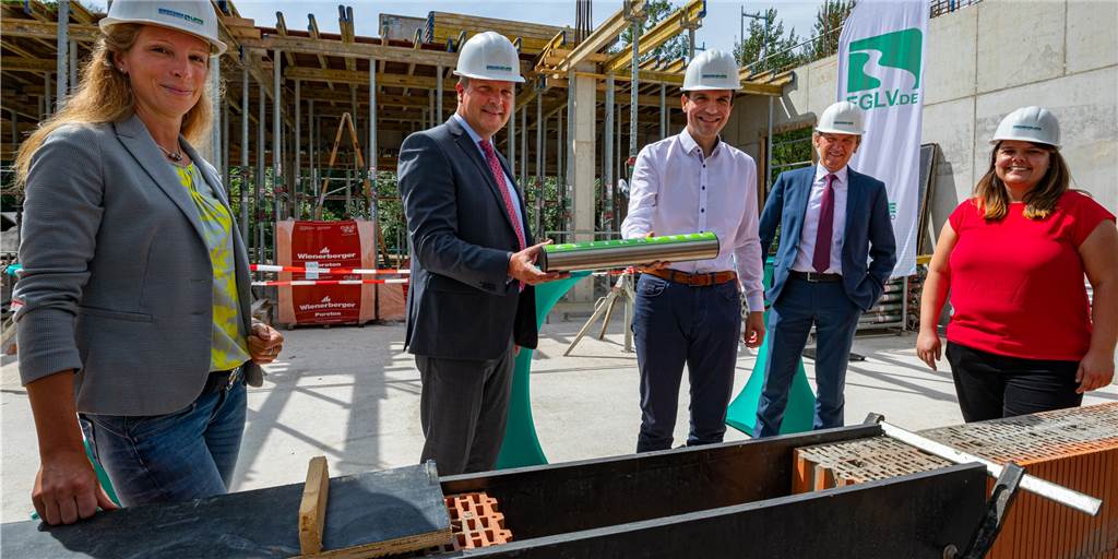 Neues Ausbildungszentrum: Lippeverband baut an der Sesekemündung Von links: Daniela Fiege (Vorstand Stadtbetrieb Abwasserbeseitigung Lünen), Bürgermeister Jürgen Kleine-Frauns, Prof. Dr. Uli Paetzel, Vorstandsvorsitzender des Lippeverbandes, Dr. Emanuel Grün als Technischer Vorstand des Lippeverbandes und Iris Lasitschka (Projektleiterin beim Lippeverband) bauten am Montag die Zeitkapsel ein