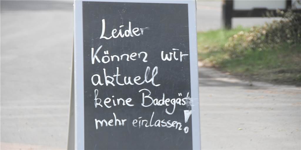 Sichttiefe nicht ausreichend: Weiterhin Badeverbot im Ternscher See Am Parkplatz am Freibad Ternscher See steht auch ein Schild, das darauf hinweist, dass derzeit keine Badegäste aufgenommen werden dürfen.