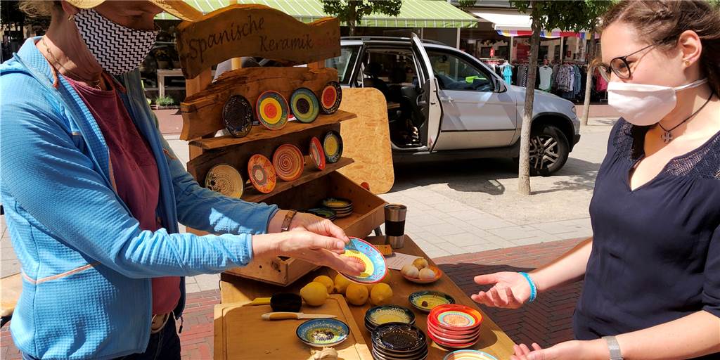 Erster Krammarkt in Stadtlohn nach Coronapause findet geteiltes Echo Markthändlerin Birgit Schmitz (l.) zeigt Johanna Eickholt Keramikarbeiten aus Andalusien.
