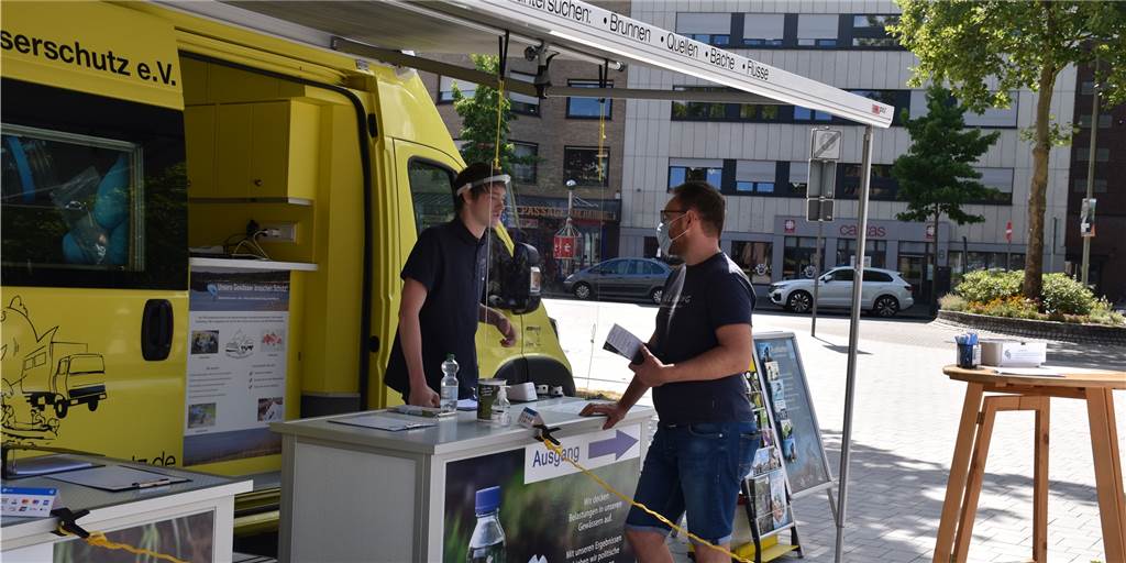 Brunnenwasseruntersuchung dient dem Kampf gegen Umweltverschmutzung Am Labormobil von VSR-Gewässerschutz konnten Bürger auf dem Rathausplatz Proben ihres Brunnenwassers abgeben.