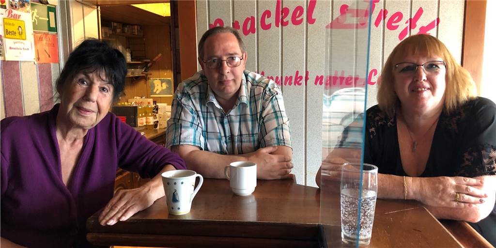 Wirtin Elke Cordon (l.) und ihre Freunde Uwe Comes und Gaby Ufer freuen sich auf die Wiedereröffnung von "Brackels Treff" am 7. August