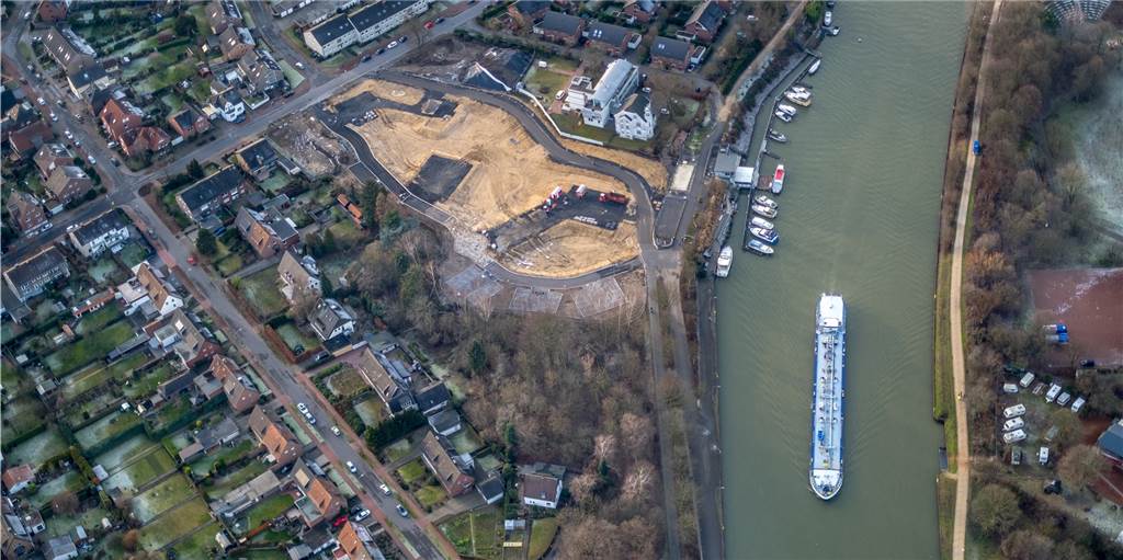Für sechs exklusive Einfamilienhäuser wird am Kanal der Boden bereitet Dort, wo noch in Höhe des Schiffes im Kanal die bewaldete Fläche (links im Bild) zu sehen ist, werden die sechs Einfamilienhäuser auf dem ESTA-Grundstück gebaut.