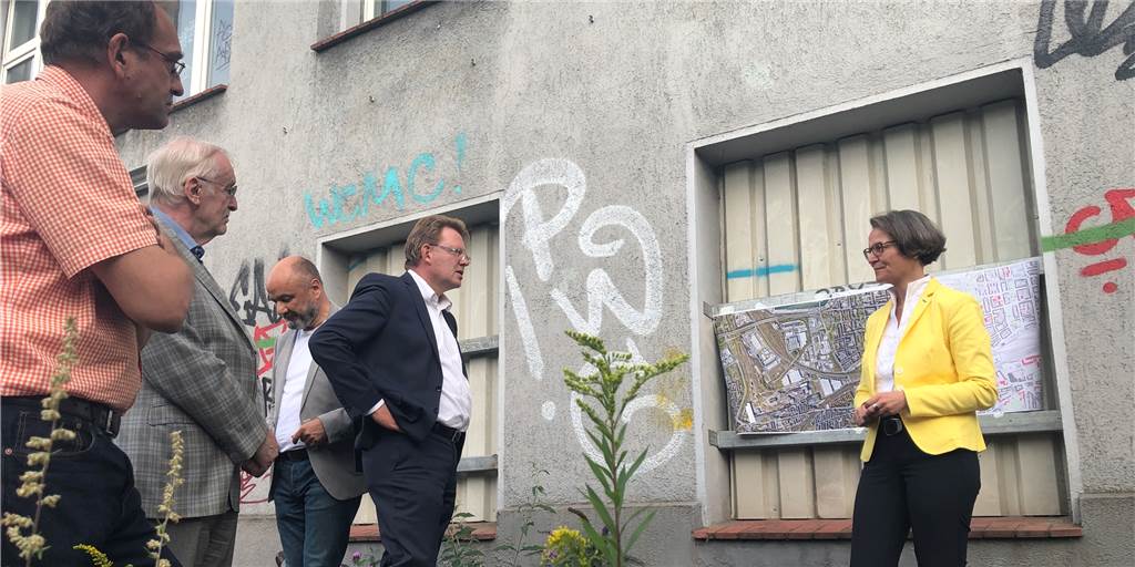Landesministerin will Milliardenprojekt auf HSP-Brache unterstützen Dr. Andreas Hollstein (2.v.r.) warb bei NRW-Ministerin Ina Scharrenbach für das Zukunftsprojekt „Smart Rhino“. Unterstützt wurde er dabei von seinen CDU-
Mitstreitern (v.l.) Sascha Mader, Bürgermeister Manfred Sauer und Uwe Waßmann.