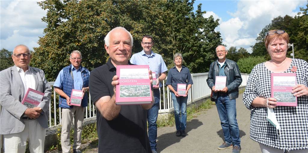 Spannende und informative Zeitreise in die Geschichte von Dorsten Von links: Klaus Gudermann (Layout), Dr. Josef Ulkotte (Vorsitzender Verein für Orts- und Heimatkunde), Martin Köcher (Stadtarchivar), Christa Setzer (frühere Leiterin des Stadtarchivs Dorsten), Heinz Winter (Verein für Orts- und Heimatkunde).