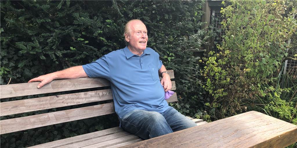Zwischen Chaos und Ordnung: Im Garten eines Castrop-Rauxeler Künstlers Diese Bank ist Jan Bormanns Lieblingsplatz im Garten. Hier kann man abends sitzen und die Sterne anschauen oder in den Abendstunden etwas essen.