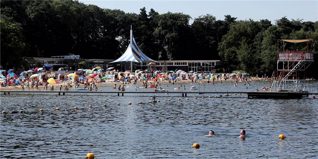 Online-Ticket Pflicht: Ansturm auf Halterner Bäder, Silbersee ausgebucht So voll wie in den Sommern zuvor, darf es wegen Corona auch im Strandbad nicht mehr werden. Damit die Schutzmaßnahmen eingehalten werden, setzen die Stadtwerke ein Security-Team ein.